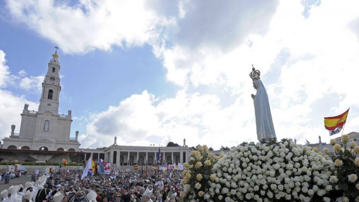 Miles de fieles conmemoran el 102 aniversario la aparición de la Virgen de Fátima
