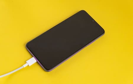 Celular; cargador. Foto: Freepik