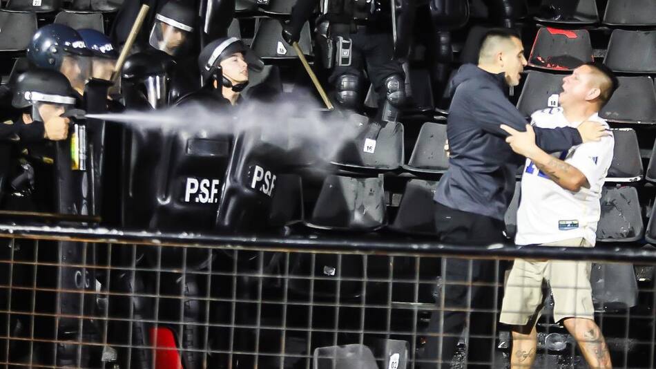 Juan Román Riquelme en medio de los incidentes de Boca - Gimnasia por Copa Argentina.
