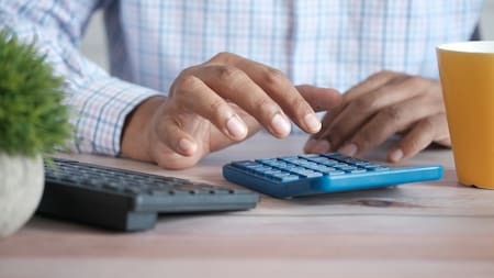 Impuesto a las Ganancias; calculadora. Foto: Unsplash.