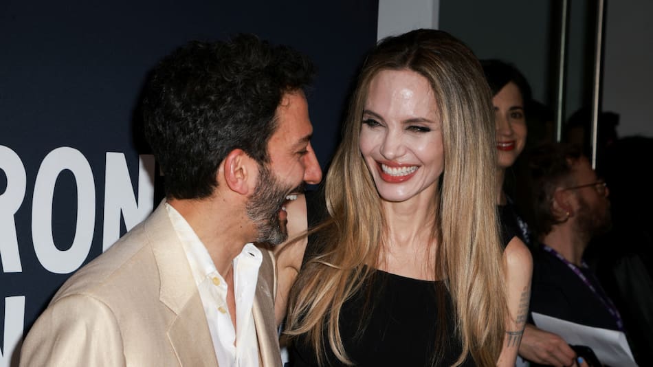 Juan Minujín junto a Angelina Jolie en el Festival de Cine de Toronto. Foto Reuters.