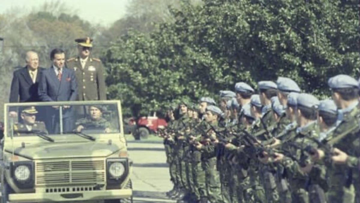 Carlos Saúl Menem y las tropas Cascos Azules.