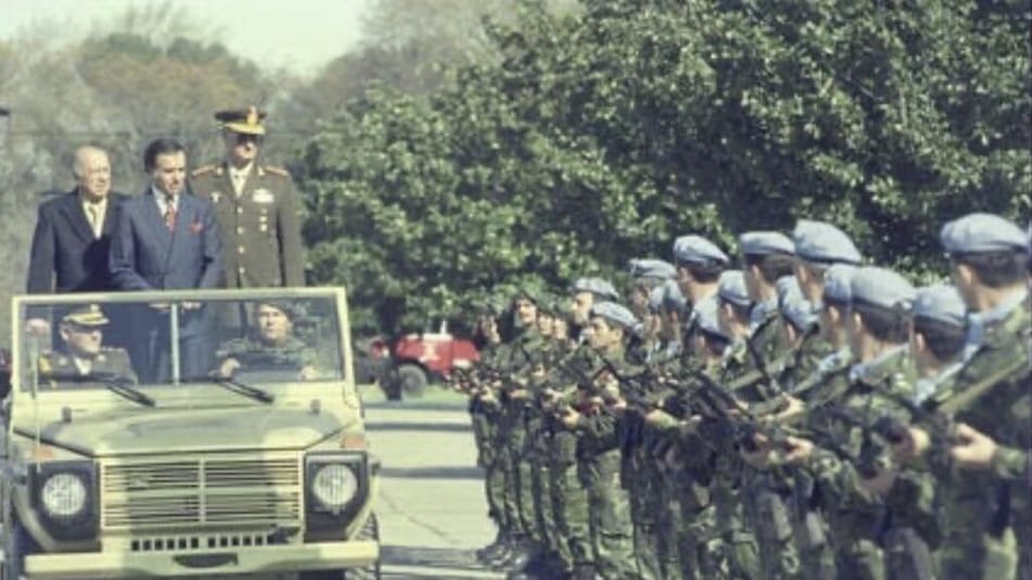 Carlos Saúl Menem y las tropas Cascos Azules.