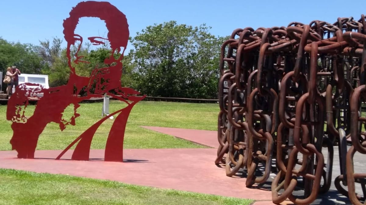 Monumento de San Pedro a los héroes de la batalla de Vuelta de Obligado, en el sitio en donde se celebró la misma.