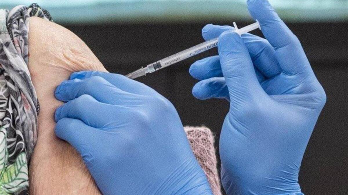 Zonas de alta vacunación en EE.UU. son también puntos calientes de covid-19