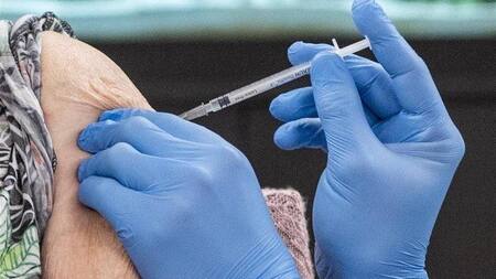 Zonas de alta vacunación en EE.UU. son también puntos calientes de covid-19