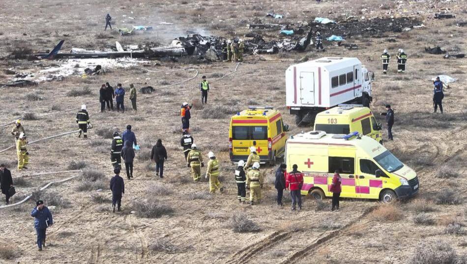 Servicios de emergencia trabajando donde se estrelló el avión en Kazajistán. Foto: EFE.