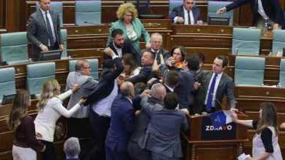 Pelea en el Parlamento de Kosovo entre ministros y legisladores. Foto: Captura de video.
