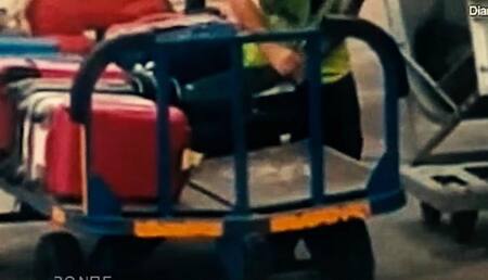 Viral empleado de aeropuerto quitando pertenencias de la valija de pasajero, Ibiza