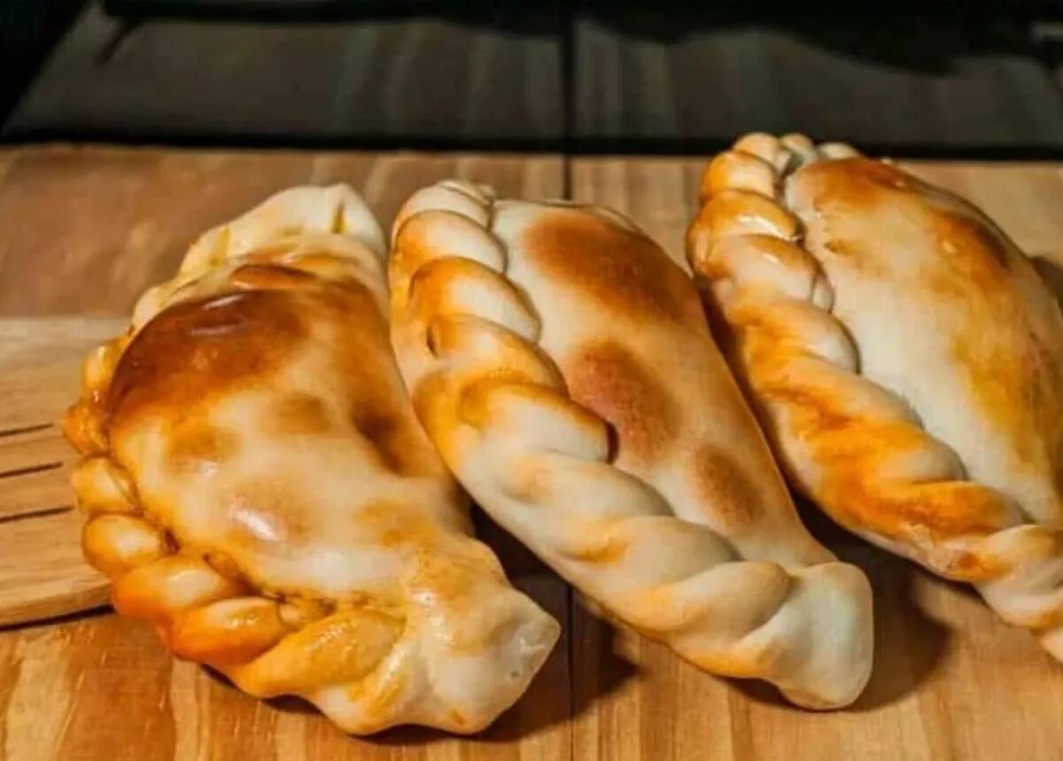 Empanadas caseras exhibidas durante la Fiesta de la Empanada en Reta, Tres Arroyos, provincia de Buenos Aires.