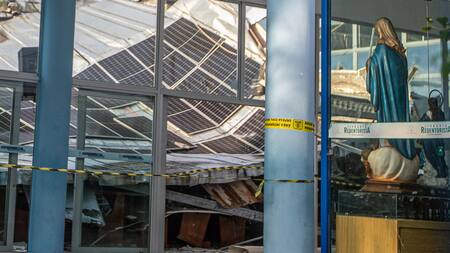 Así quedó el techo desplomado de una iglesia del noroeste de Brasil que mató a dos personas. Foto: EFE.