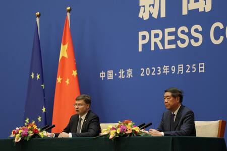 Reunión entre Valdis Dombrovskis de la CE y He Lifeng de China. Foto: Reuters.