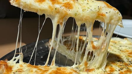 Secretos de un emblema de Caballito: las pizzas vuelan por los aires y son una de las que más muzzarella tienen