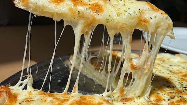 Secretos de un emblema de Caballito: las pizzas vuelan por los aires y son una de las que más muzzarella tienen