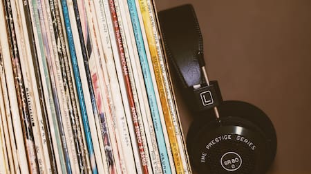 La música estimula el cerebro proporcionando sincronización, agrupación y organización. Foto Unsplash.