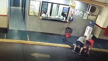 Un joven golpeó a playero de estacionamiento porque encontró su auto rayado