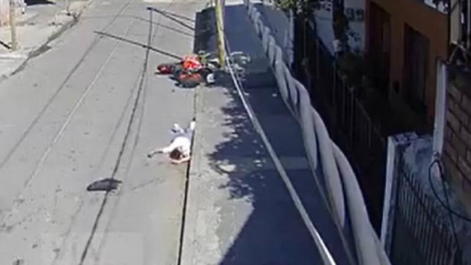 El joven quedó tirado en el asfalto. Foto: NA.