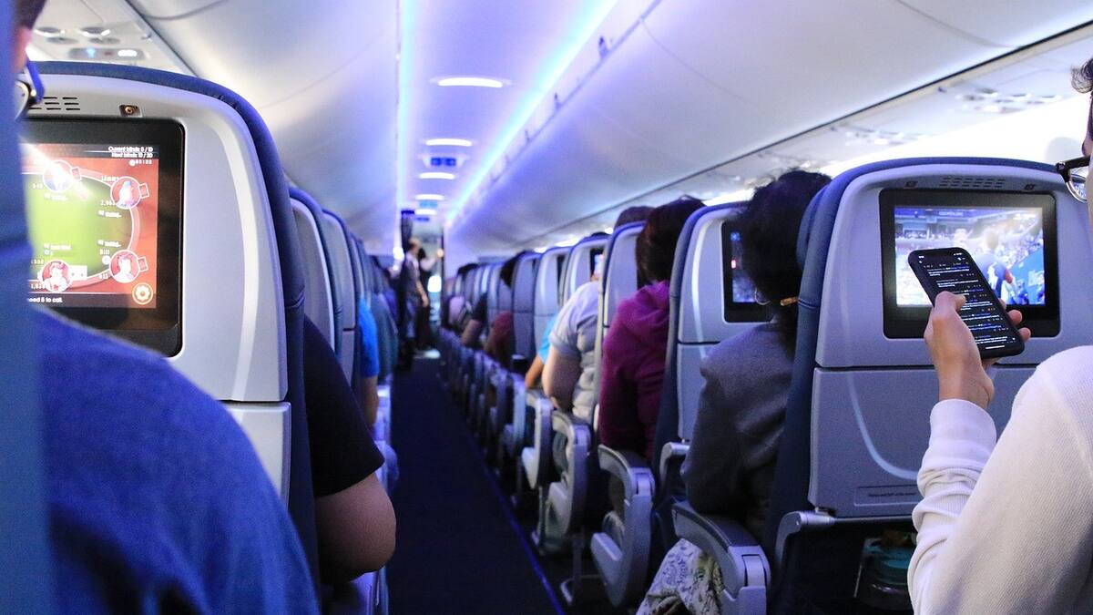 La importancia de activar el modo avión durante los vuelos. Foto: Pixabay.