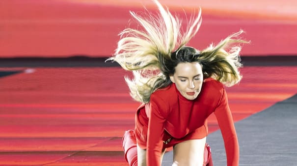 Semana de la Moda de París: Belinda protagonizó una tremenda caída en medio de la pasarela y se viralizó