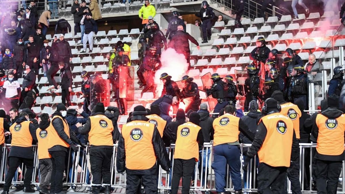 Incidentes en liga de Francia Paris FC VS. Lyon
