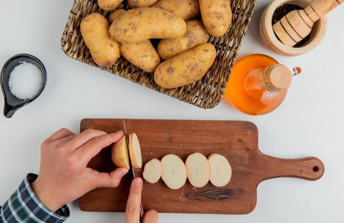 Patatas cortadas en una tabla