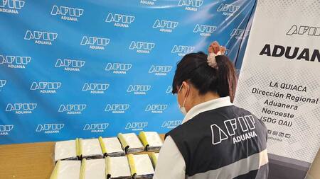 Aduana evitó el ingreso de 10 kilos de cocaína en la frontera con Bolivia que estaban en un micro de pasajeros. Foto: Aduana.