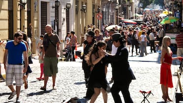 La calle más antigua de Buenos Aires: de arquitectura colonial, está en el barrio favorito de turistas y cambió de nombre cinco veces