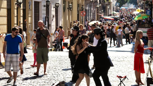 La calle más antigua de Buenos Aires: de arquitectura colonial, está en el barrio favorito de turistas y cambió de nombre cinco veces