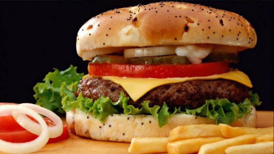 la hamburguesa se dio a conocer en América, fue en la World Fair de 1904 en St. Louis Estados Unidos.