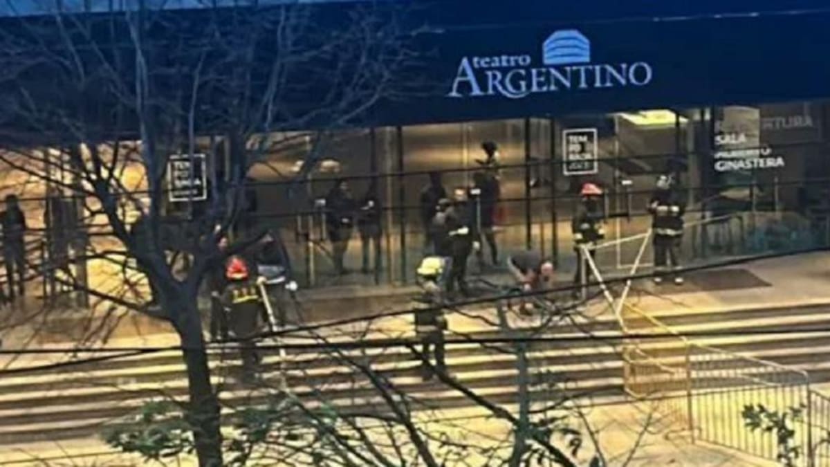 Cayó parte del techo de un teatro en La Plata. Foto: Twitter/AgenciaElVigia