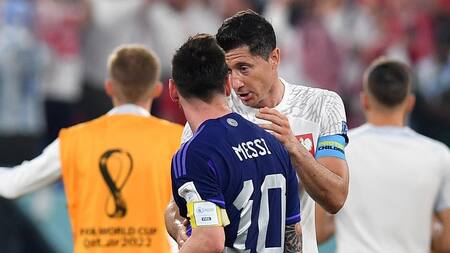 Lionel Messi y Lewandowski en el Argentina - Polonia. Foto: NA.
