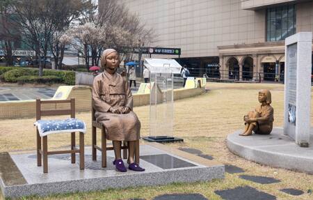 La Estatua de la Paz, o Estatua de las Mujeres de Consuelo, frente a la estación Wangsimni en el distrito de Seongdong, Seúl, Corea del Sur. Foto: Lee Jae-Won/AFLO