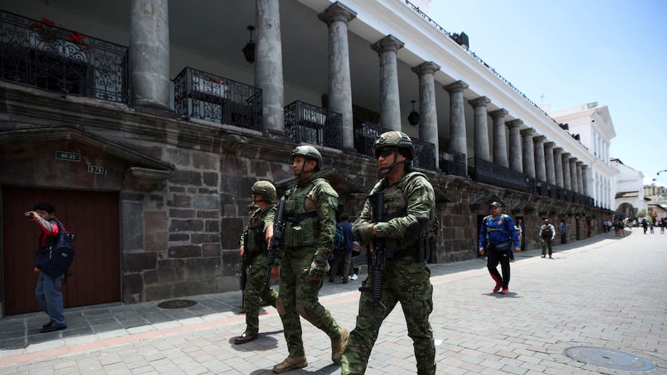 Efectivos de las Fuerzas Armadas, control por elecciones. Foto: Reuters.