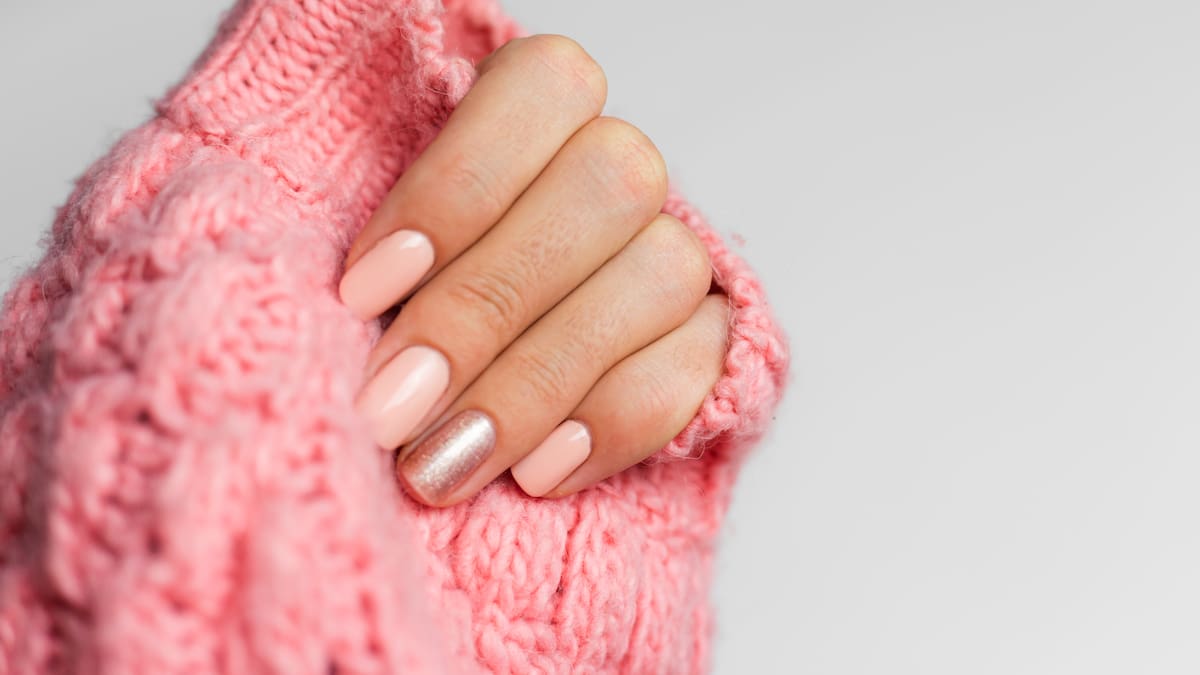 Uñas en tendencia para Navidad 2025.
