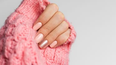 Ni rojas ni doradas: el diseño minimalista de uñas que marca tendencia esta Navidad 2025