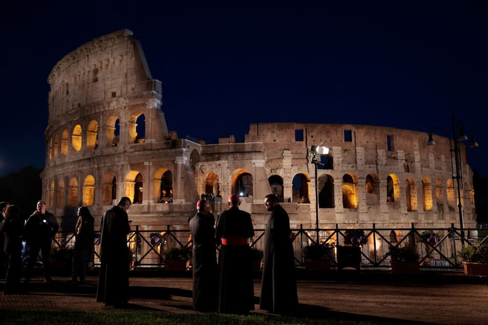 Vía Crucis en Roma. Foto: Reuters/Remo Casilli