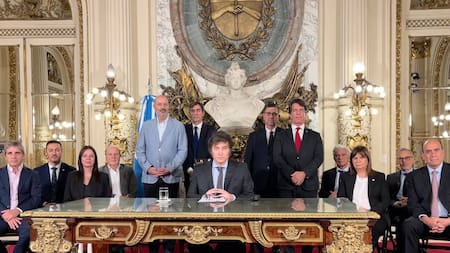 Cadena nacional de Javier Milei y parte de su Gabinete. Foto: @OPEArg.