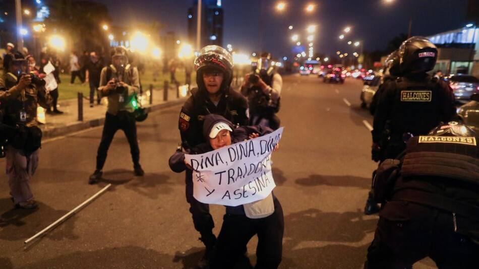 Protestas en Peru tras la salida de Pedro Castillo. Foto: REUTERS.