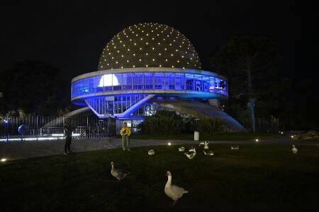 CABA se ilumina por el papa Francisco. Fuente: x @lauritalonso