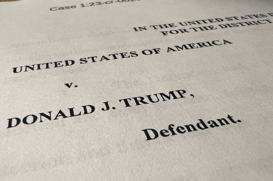 El escrito donde se lo imputa formalmente a Donald Trump. Foto: Reuters