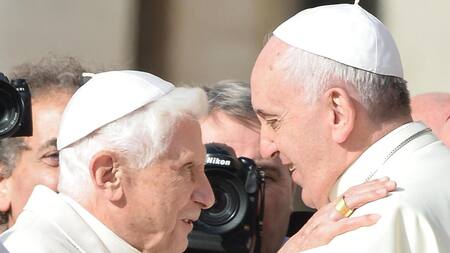 El Papa Benedicto XVI y el Papa Francisco. Foto: EFE.