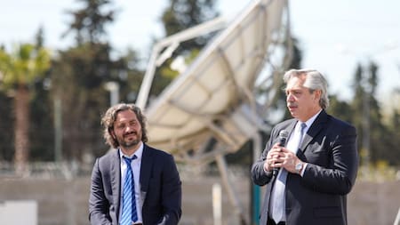 Acto en ARSAT, el presidente Alberto Fernandez y el ministro de economía Santiago Cafiero, NA