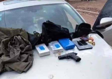 Los objetos secuestrados al gendarme. Foto: La Nación