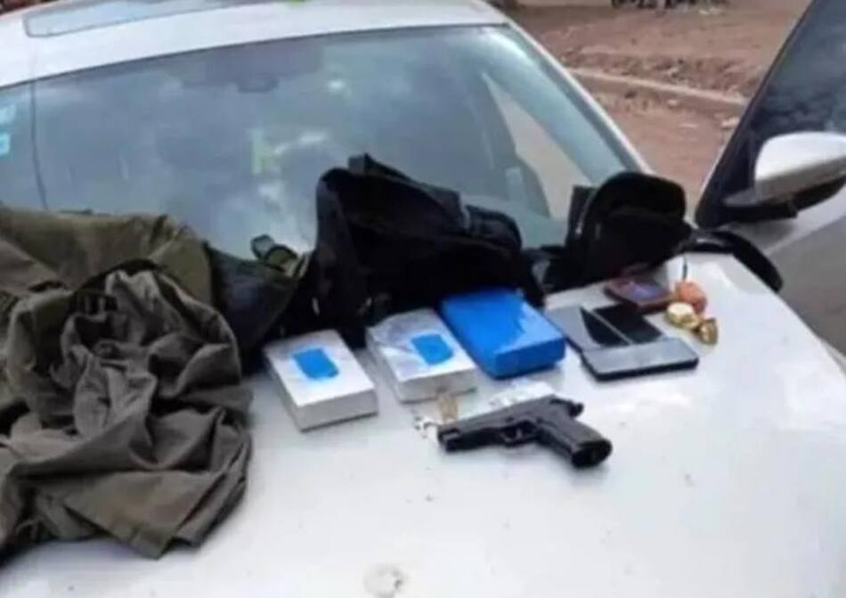 Los objetos secuestrados al gendarme. Foto: La Nación