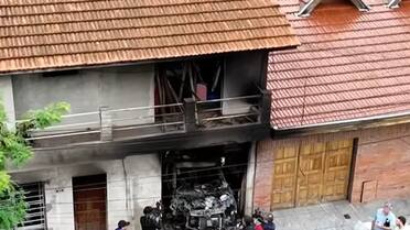 Conmoción en Lanús: un auto explotó en el garaje de una casa, generó un intenso incendio y un hombre fue herido de gravedad