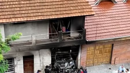 Conmoción en Lanús: un auto explotó en el garaje de una casa, generó un intenso incendio y un hombre fue herido de gravedad