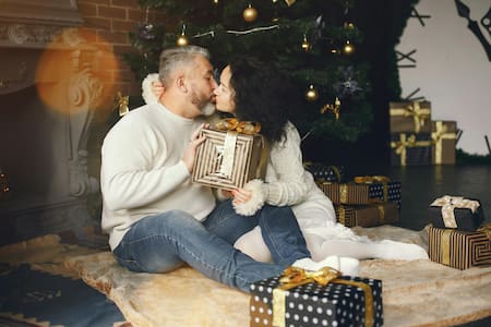 Beso, Navidad. Fuete: Pexels