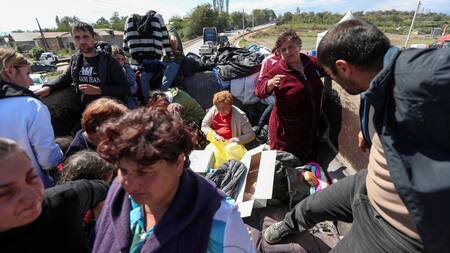 Civiles que emigran de Nagorno Karabaj. Foto: Reuters.