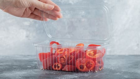 Comer en envases de plásticos puede aumentar el riesgo de sufrir insuficiencia cardíaca