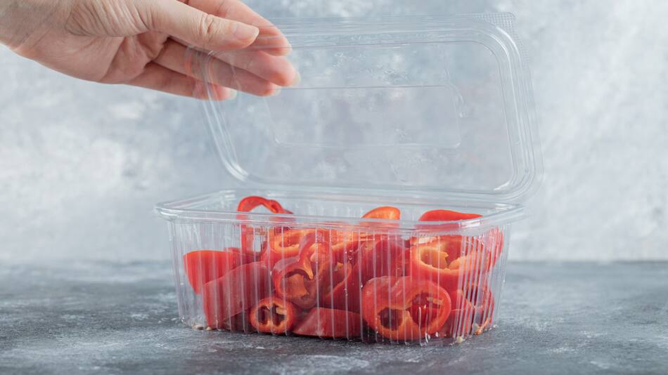 Comer en envases de plásticos puede aumentar el riesgo de sufrir insuficiencia cardíaca. Foto Freepik